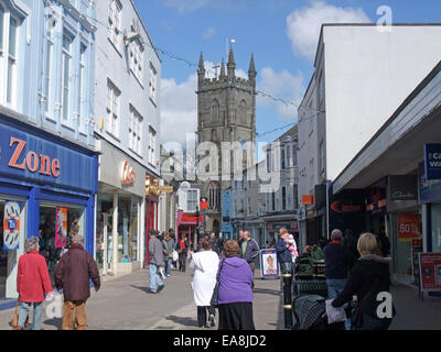 Shopper in Vorderstraße mit Blick auf die Heilige Dreifaltigkeit Kirche St Austell Town Centre Restormel Mitte Cornwall South West England UK Stockfoto