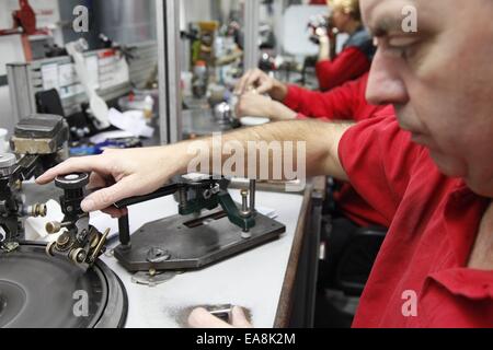 Brüssel, Belgien. 7. November 2014. Techniker Diamanten in Antwerpen, Belgien, 7. November 2014. Antwerpen ist ein World-Diamant-Trade-Center, wo 84 Prozent der weltweit Rohdiamanten und 50 Prozent der geschliffenen Diamanten gehandelt werden. Bildnachweis: Wang Xiaojun/Xinhua/Alamy Live-Nachrichten Stockfoto