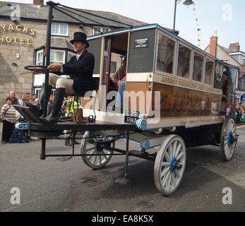 Mann in Hut fahren Dampf angetriebene Beförderung in den Dampf-Tagesparade Trevithick Lokomobile dachte Straßen Cam Stockfoto