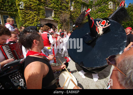 Nahaufnahme von roten Band Oss & Teaser tanzen außerhalb Prideaux Haus Prideaux Place in Padstow am ersten Tag des Obby Oss Maifeiertag Nort Stockfoto