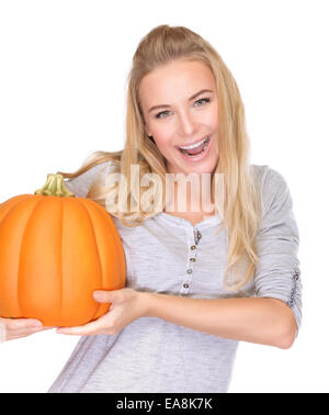 Glücklich lächelnd weiblich hält in Händen Reife orange Kürbis, isoliert auf weißem Hintergrund, genießen Sie traditionelle Erntedankfest Stockfoto