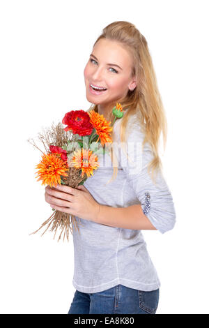 Glückliche Frau mit schönen frischen Herbstblumen isoliert auf weißem Hintergrund genießen wunderbares Geschenk für Erntedankfest Stockfoto