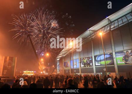 Manchester, UK. 5. November 2014. Fans werden behandelt, um ein Feuerwerk vor Kick-off - Manchester City vs. ZSKA Moskau - UEFA Champions League - Etihad Stadium - Manchester - 11.05.2014 Pic Philip Oldham/Sportimage. © Csm/Alamy Live-Nachrichten Stockfoto