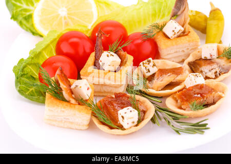 Geräucherter Fisch und Feta-Käse in Gebäck und frischem Gemüse. Stockfoto