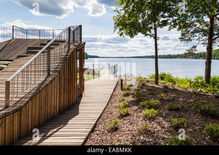 Lookout und Pavillon mit Blick auf die Daugava in Richtung Koknese Burg, Liktendarzs, Koknese, Lettland Stockfoto