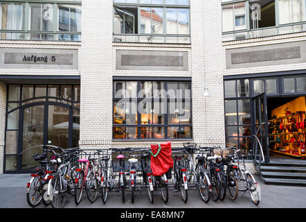 Fahrräder parken außerhalb Gebäude im Hackeschen Hofe, Mitte, Berlin, Deutschland Stockfoto