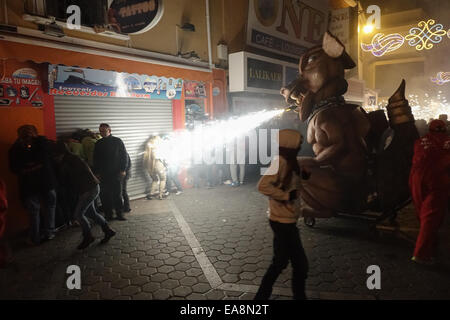 Die beweglichen Feuer, oder pyrotechnische Correfoc spektakuläre fand um 2 Uhr morgens, durch die Altstadt mit einer Trommel band folgenden Wicklung und schlug einen hektischen Rhythmus, die penya Mitglieder Feuerwerk auf Stöcke und Spindeln entzünden, sprühen die Menschen in der Masse, mit einigen Zeichen jagen Menschen mit einem Stier oder Dragon spuckende Funken. am Ende der Show gibt es ein Feuerwerk auf der Landzunge mit Blick auf Benidorm. Credit: Mick Flynn/alamy leben Nachrichten Stockfoto