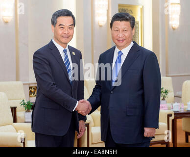 Peking, China. 9. November 2014. Chinese President Xi Jinping (R) trifft sich mit Leung Chun-Ying, Chief Executive of China Hong Kong SAR, in Peking, China, 9. November 2014. Leung ist in Peking an der 22. Asien-Pazifische wirtschaftliche Zusammenarbeit (APEC) wirtschaftliche Staats-und Regierungschefs Sitzung stattfindenden in Peking vom November 10 bis 11. Bildnachweis: Xie Huanchi/Xinhua/Alamy Live-Nachrichten Stockfoto