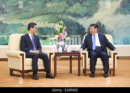 Peking, China. 9. November 2014. Chinese President Xi Jinping (R) trifft sich mit Leung Chun-Ying, Chief Executive of China Hong Kong SAR, in Peking, China, 9. November 2014. Leung ist in Peking an der 22. Asien-Pazifische wirtschaftliche Zusammenarbeit (APEC) wirtschaftliche Staats-und Regierungschefs Sitzung stattfindenden in Peking vom November 10 bis 11. Bildnachweis: Yao Dawei/Xinhua/Alamy Live-Nachrichten Stockfoto