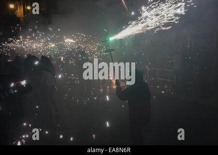 Die beweglichen Feuer, oder pyrotechnische Correfoc spektakuläre fand um 2 Uhr morgens, durch die Altstadt mit einer Trommel band folgenden Wicklung und schlug einen hektischen Rhythmus, die penya Mitglieder Feuerwerk auf Stöcke und Spindeln entzünden, sprühen die Menschen in der Masse, mit einigen Zeichen jagen Menschen mit einem Stier oder Dragon spuckende Funken. am Ende der Show gibt es ein Feuerwerk auf der Landzunge mit Blick auf Benidorm. Credit: Mick Flynn/alamy leben Nachrichten Stockfoto