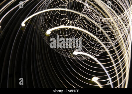 wirbelnde Bewegung und Loipen Spuren von moving-Lights erstellen Muster von Vortice mit Spinnen Stockfoto