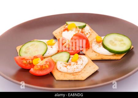 Snacks mit Gemüse und Käse Sahne auf braune Teller. Stockfoto