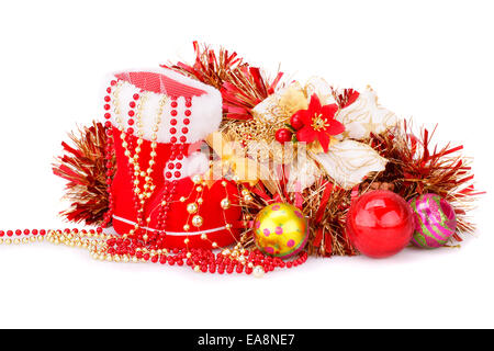 Weihnachts-Dekoration mit Santas rotes Boot, Girlande, Kugeln, Perlen isoliert auf weißem Hintergrund. Stockfoto