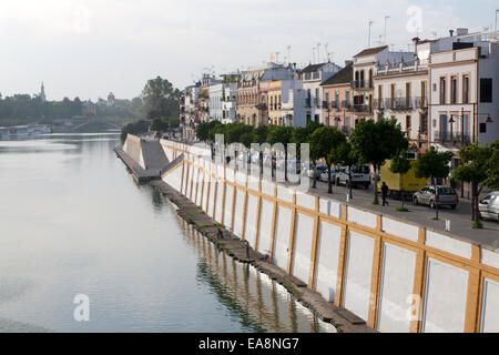 Historische Häuser auf Calle Betis im Stadtteil Triana an den Ufern des Flusses Guadalquivir, Sevilla, Spanien Stockfoto