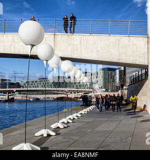 Berlin, Deutschland, 8. November 2014. Berlin feiert 25 Jahre seit dem Fall der Mauer und der friedlichen Vereinigung von Ost und West. Eine Reihe von beleuchtete weiße Ballons wurde entlang der Route der Berliner Mauer - einen leichten Rahmen oder Lichtgrenze errichtet. Opfer der Mauer erinnert werden und ihre Geschichten ranken sich auf Boards und große Bildschirme entlang der Route.  Die Ballons werden an 19:00 am Sonntag, 9. November veröffentlicht. Stockfoto