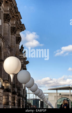 Berlin, Deutschland, 8. November 2014. Berlin feiert 25 Jahre seit dem Fall der Mauer und der friedlichen Vereinigung von Ost und West. Eine Reihe von beleuchtete weiße Ballons wurde entlang der Route der Berliner Mauer - einen leichten Rahmen oder Lichtgrenze errichtet. Opfer der Mauer erinnert werden und ihre Geschichten ranken sich auf Boards und große Bildschirme entlang der Route.  Die Ballons werden an 19:00 am Sonntag, 9. November veröffentlicht. Stockfoto