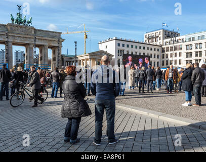 Berlin, Deutschland, 8. November 2014. Berlin feiert 25 Jahre seit dem Fall der Mauer und der friedlichen Vereinigung von Ost und West. Eine Reihe von beleuchtete weiße Ballons wurde entlang der Route der Berliner Mauer - einen leichten Rahmen oder Lichtgrenze errichtet. Opfer der Mauer erinnert werden und ihre Geschichten ranken sich auf Boards und große Bildschirme entlang der Route.  Die Ballons werden an 19:00 am Sonntag, 9. November veröffentlicht. Stockfoto