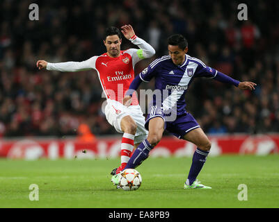 London, UK. 4. November 2014. Arsenals Mikel Arteta tussles mit Anderlecht Andy Najar.-Champions League-Gruppe D - Arsenal Vs Anderlecht - Emirates Stadium - London - England 4. November 2014 - Bild David Klein/Sportimage. © Csm/Alamy Live-Nachrichten Stockfoto