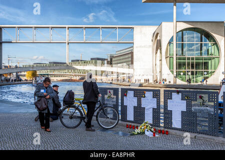 Berlin, Deutschland, 8. November 2014. Berlin feiert 25 Jahre seit dem Fall der Mauer und der friedlichen Vereinigung von Ost und West. Eine Reihe von beleuchtete weiße Ballons wurde entlang der Route der Berliner Mauer - einen leichten Rahmen oder Lichtgrenze errichtet. Opfer der Mauer erinnert werden und ihre Geschichten ranken sich auf Boards und große Bildschirme entlang der Route.  Die Ballons werden an 19:00 am Sonntag, 9. November veröffentlicht. Stockfoto