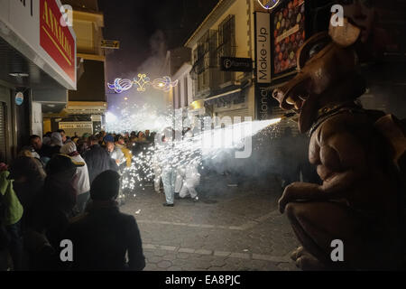 Die beweglichen Feuer, oder pyrotechnische Correfoc spektakuläre fand um 2 Uhr morgens, durch die Altstadt mit einer Trommel band folgenden Wicklung und schlug einen hektischen Rhythmus, die penya Mitglieder Feuerwerk auf Stöcke und Spindeln entzünden, sprühen die Menschen in der Masse, mit einigen Zeichen jagen Menschen mit einem Stier oder Dragon spuckende Funken. am Ende der Show gibt es ein Feuerwerk auf der Landzunge mit Blick auf Benidorm. Credit: Mick Flynn/alamy leben Nachrichten Stockfoto