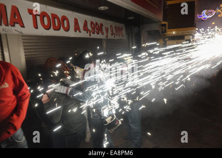 Die beweglichen Feuer, oder pyrotechnische Correfoc spektakuläre fand um 2 Uhr morgens, durch die Altstadt mit einer Trommel band folgenden Wicklung und schlug einen hektischen Rhythmus, die penya Mitglieder Feuerwerk auf Stöcke und Spindeln entzünden, sprühen die Menschen in der Masse, mit einigen Zeichen jagen Menschen mit einem Stier oder Dragon spuckende Funken. am Ende der Show gibt es ein Feuerwerk auf der Landzunge mit Blick auf Benidorm. Credit: Mick Flynn/alamy leben Nachrichten Stockfoto