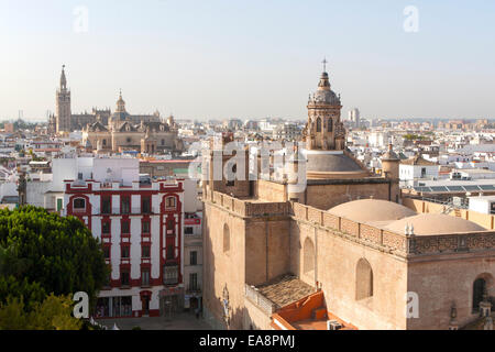 Stadtbild Blick über die Dächer in Richtung der Kathedrale, Sevilla, Spanien die Iglesia De La Anunciación im Vordergrund Stockfoto