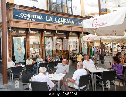 Menschen sitzen vor La Campana Confiteria Bäckerei Shop und Café Restaurant, Sevilla, Spanien Stockfoto