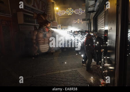 Die beweglichen Feuer, oder pyrotechnische Correfoc spektakuläre fand um 2 Uhr morgens, durch die Altstadt mit einer Trommel band folgenden Wicklung und schlug einen hektischen Rhythmus, die penya Mitglieder Feuerwerk auf Stöcke und Spindeln entzünden, sprühen die Menschen in der Masse, mit einigen Zeichen jagen Menschen mit einem Stier oder Dragon spuckende Funken. am Ende der Show gibt es ein Feuerwerk auf der Landzunge mit Blick auf Benidorm. Stockfoto