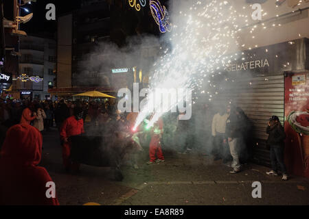 Die beweglichen Feuer, oder pyrotechnische Correfoc spektakuläre fand um 2 Uhr morgens, durch die Altstadt mit einer Trommel band folgenden Wicklung und schlug einen hektischen Rhythmus, die penya Mitglieder Feuerwerk auf Stöcke und Spindeln entzünden, sprühen die Menschen in der Masse, mit einigen Zeichen jagen Menschen mit einem Stier oder Dragon spuckende Funken. am Ende der Show gibt es ein Feuerwerk auf der Landzunge mit Blick auf Benidorm. Stockfoto