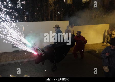 Die beweglichen Feuer, oder pyrotechnische Correfoc spektakuläre fand um 2 Uhr morgens, durch die Altstadt mit einer Trommel band folgenden Wicklung und schlug einen hektischen Rhythmus, die penya Mitglieder Feuerwerk auf Stöcke und Spindeln entzünden, sprühen die Menschen in der Masse, mit einigen Zeichen jagen Menschen mit einem Stier oder Dragon spuckende Funken. am Ende der Show gibt es ein Feuerwerk auf der Landzunge mit Blick auf Benidorm. Stockfoto