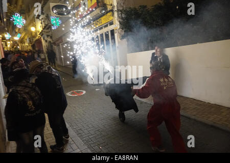 Die beweglichen Feuer, oder pyrotechnische Correfoc spektakuläre fand um 2 Uhr morgens, durch die Altstadt mit einer Trommel band folgenden Wicklung und schlug einen hektischen Rhythmus, die penya Mitglieder Feuerwerk auf Stöcke und Spindeln entzünden, sprühen die Menschen in der Masse, mit einigen Zeichen jagen Menschen mit einem Stier oder Dragon spuckende Funken. am Ende der Show gibt es ein Feuerwerk auf der Landzunge mit Blick auf Benidorm. Stockfoto