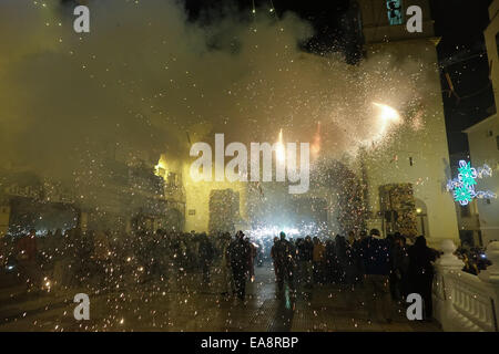 Die beweglichen Feuer oder Pyrotechnische Correfoc Spektakuläre fand um 2 Uhr morgens, durch die Altstadt mit einer Trommel band folgenden Wicklung und schlug einen hektischen Rhythmus, die penya Mitglieder Feuerwerk auf Stöcke und Spindeln entzünden, sprühen die Menschen in der Masse, mit einigen Zeichen jagen Menschen mit einem Stier oder Dragon spuckende Funken. Am Ende der Show gibt es ein Feuerwerk auf der Landzunge mit Blick auf Benidorm. Stockfoto