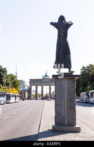 "Ausrufer" Statue, Straße des 17. Juni, Blick in Richtung Brandenburger Tor, Berlin, Deutschland Stockfoto