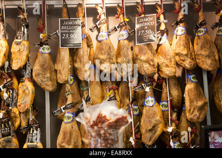 Anzeige der Schinken in einem Fachgeschäft in Bario Macarena Sevilla hautnah Stockfoto