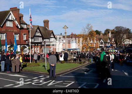 Haslemere, Surrey, UK. 9. November 2014. Haslemere High Street ist für die Erinnerung-Sonntag-Parade für den Verkehr gesperrt. Bildnachweis: Susan Norwood/Alamy Live-Nachrichten Stockfoto