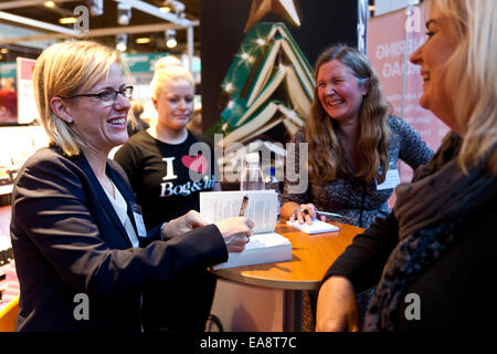 Kopenhagen, Dänemark, 8. November 2014: UK romantische Schriftsteller Jojo Moyes (Foto links), Autor von "Der letzte Brief von Your Lover" und "Ausländische Frucht" trifft ihren Fans und Zeichen Bücher auf Kopenhagen Buchmesse.  Bildnachweis: OJPHOTOS/Alamy Live-Nachrichten Stockfoto