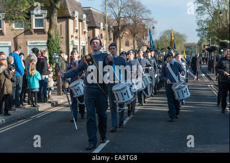 Carterton, Oxfordshire, Vereinigtes Königreich. 9. November 2014. Mitglieder des 2267 spielen (Brize Norton) Sqn Air Training Corps während der Erinnerung Sonntag Parade in Carterton Oxfordshire. RAF Brize Norton Whas spielte eine wichtige Rolle in den vergangenen und laufenden Missionen. Bildnachweis: Desmond Brambley/Alamy Live-Nachrichten Stockfoto