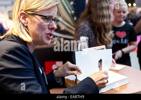 Kopenhagen, Dänemark, 8. November 2014: Preisgekrönte romantische Schriftsteller Jojo Moyes – Autor von "Der letzte Brief von Your Lover" und "Ausländische Frucht" - Zeichen Bücher auf Kopenhagen Buchmesse (BogForum 2014).  Bildnachweis: OJPHOTOS/Alamy Live-Nachrichten Stockfoto