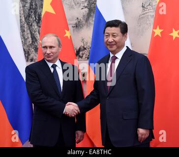 Peking, China. 9. November 2014. Chinese President Xi Jinping (R) trifft sich mit russischen Präsidenten Vladimir Putin in Peking, Hauptstadt von China, 9. November 2014. Bildnachweis: Rao Aimin/Xinhua/Alamy Live-Nachrichten Stockfoto