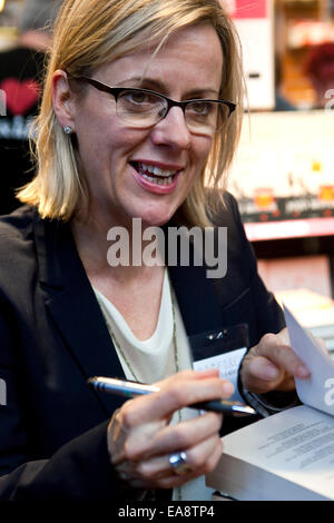 Kopenhagen, Dänemark, 8. November 2014: Preisgekrönte romantische Schriftsteller Jojo Moyes Zeichen Bücher für Fans auf Kopenhagen Buchmesse (BogForum 2014).  Bildnachweis: OJPHOTOS/Alamy Live-Nachrichten Stockfoto