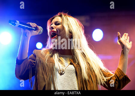 BARCELONA - 23 Mai: Sweet California (Girl-Band) in Primavera Pop Festival von Los 40 Principales. Stockfoto