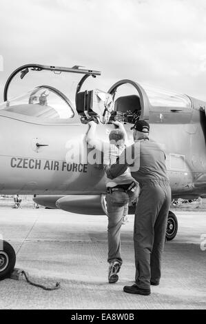 Ein kleiner Junge bekommt einen tschechischen Luftwaffe Aero l-159 Alca multi-Role Flugzeug auf dem Malta International Airshow 2014 gezeigt. Stockfoto