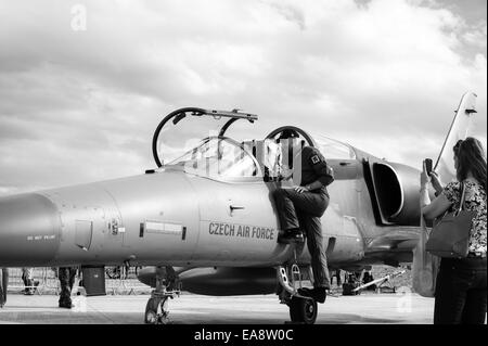 Ein kleiner Junge bekommt einen tschechischen Luftwaffe Aero l-159 Alca multi-Role Flugzeug auf dem Malta International Airshow 2014 gezeigt. Stockfoto