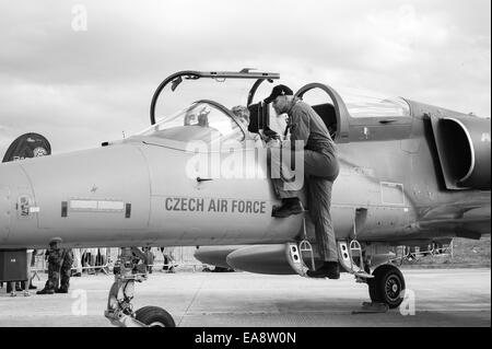 Ein kleiner Junge bekommt einen tschechischen Luftwaffe Aero l-159 Alca multi-Role Flugzeug auf dem Malta International Airshow 2014 gezeigt. Stockfoto