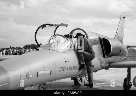 Ein kleiner Junge bekommt einen tschechischen Luftwaffe Aero l-159 Alca multi-Role Flugzeug auf dem Malta International Airshow 2014 gezeigt. Stockfoto