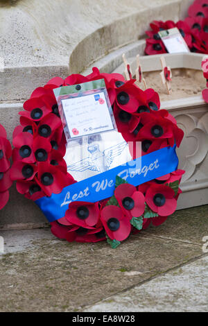 9. November 2014. Bournemouth, Dorset, England, UK. Erinnerung Sonntag Service zu respektieren und die Menschen, die ihr Leben in den Kriegen verloren erinnern. Damit wir es nicht vergessen - Mohn Kranz in Erinnerung ab alle Mitglieder von Wessex Zweig der Fallschirm Regt die Brotherhoood bei einem Gottesdienst und Kranzniederlegung am Kriegerdenkmal in Central Gardens Credit: Carolyn Jenkins/Alamy leben Nachrichten Stockfoto