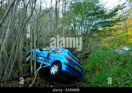 Ein Auto nach einem Unfall landet in Bäumen am Clarken Coombe lange Ashton Gegend in der Nähe von Bristol. Verletzungen nicht bekannt. ROBERT TIMONEY/AlamyLiveNews. Stockfoto