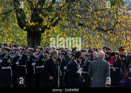 Cardiff, Wales, UK. 9. November 2014.  Religiöser Führer verlassen der hundertjährigen Gedenkgottesdienst Credit: Owain Thomas/Alamy Live News Stockfoto