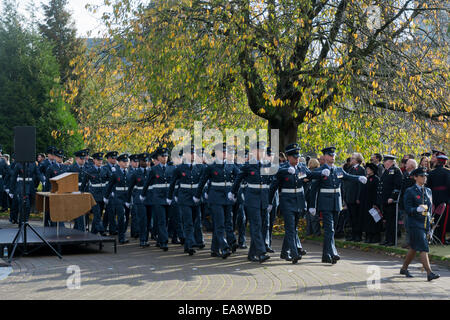 Cardiff, Wales, UK. 9. November 2014.  Militärisches Personal der hundertjährigen Gedenkgottesdienst im Cathays Park, Cardiff, UK verlassen. Bildnachweis: Owain Thomas/Alamy Live-Nachrichten Stockfoto