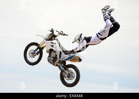 BARCELONA - JUN-28: Ein Profi-Fahrer beim FMX (Freestyle Motocross) Wettbewerb bei LKXA Extreme Sport Barcelona spielen. Stockfoto